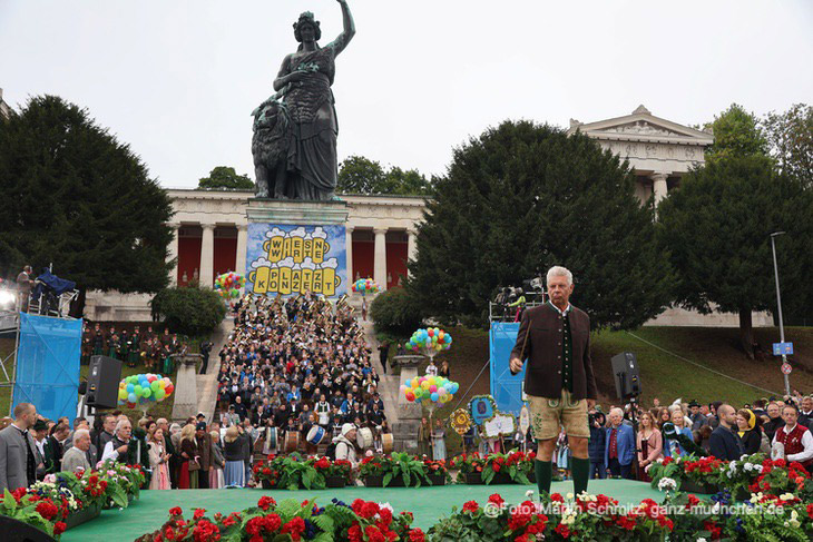 Oberbürgermeister Dieter Reiter dirigierte den Bayerischen Defiliermarsch unter der Bavaria (©Foto. Martin Schmitz)
